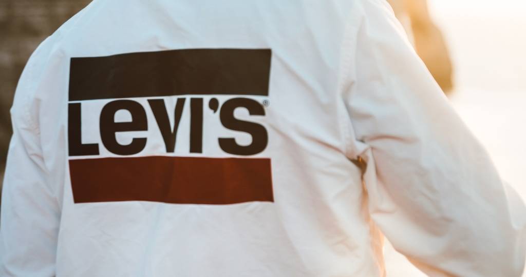 Un homme de dos avec une veste Levi's de dos