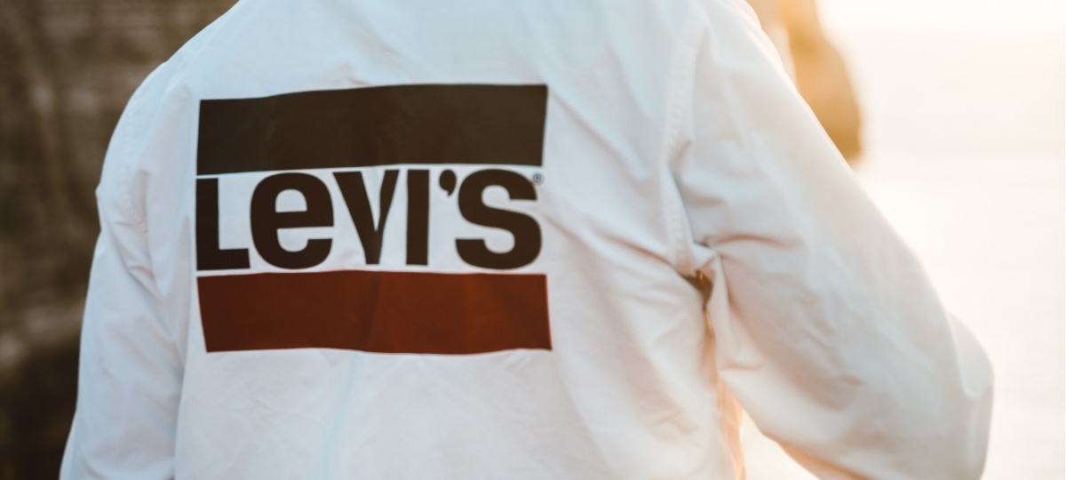 Levi's fait son retour en bourse Un homme de dos avec une veste Levi's de dos