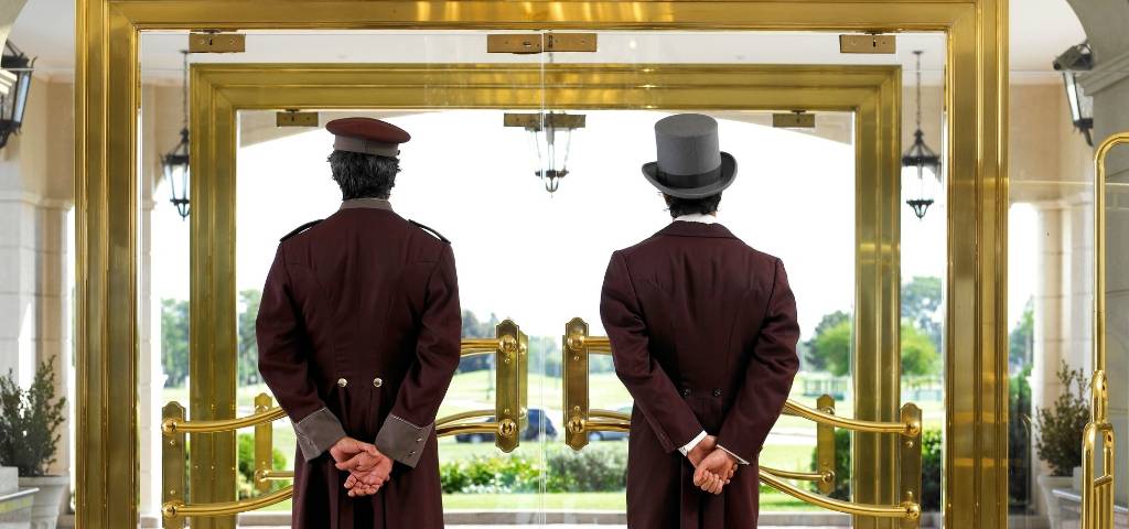 Deux majordome dans un hôtel