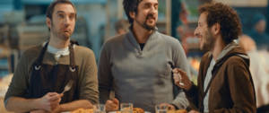 Trois hommes dans une cuisine