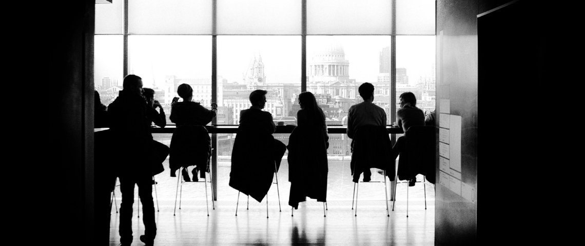 Klaxoon et Dropbox annoncent leur partenariat Des gens assis sur une chaise