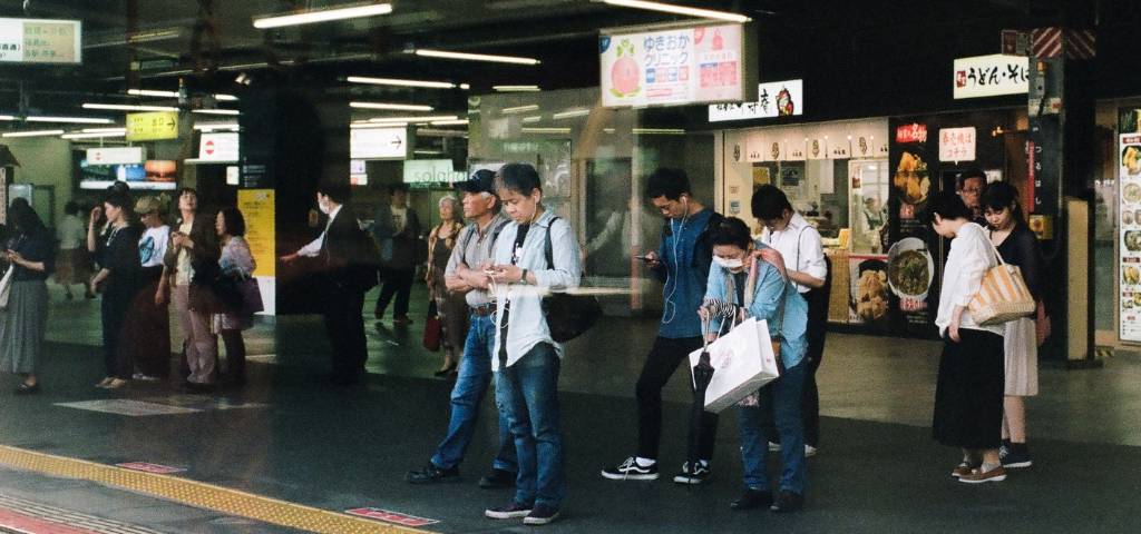 Des gens qui attendent le métro