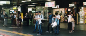Des gens qui attendent le métro