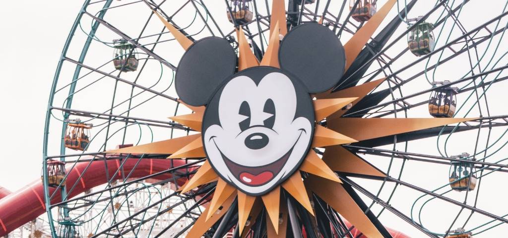 Une grande roue avec la tête de Mickey
