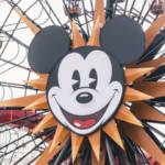 Une grande roue avec la tête de Mickey