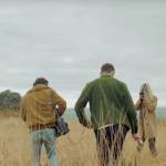 Deux hommes et une femme dans un champ