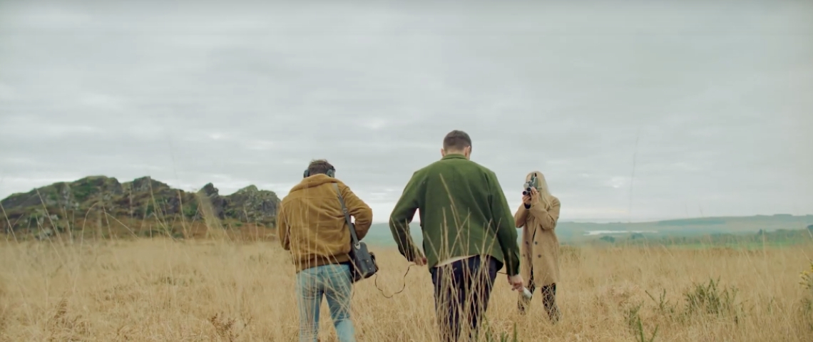 MINI dévoile sa nouvelle publicité Deux hommes et une femme dans un champ