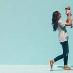Une femme qui marche avec un enfant dans les bras