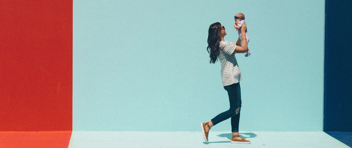 Savez-vous parlez aux Digital Moms ? Une femme qui marche avec un enfant dans les bras