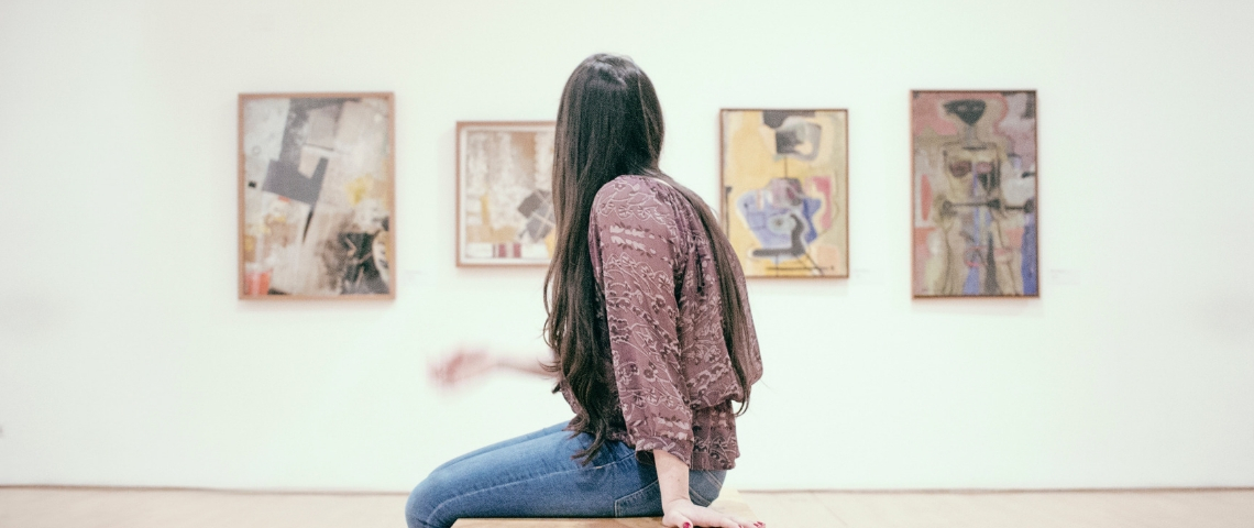 L'expo Ooshot Award Une femme dans un musée