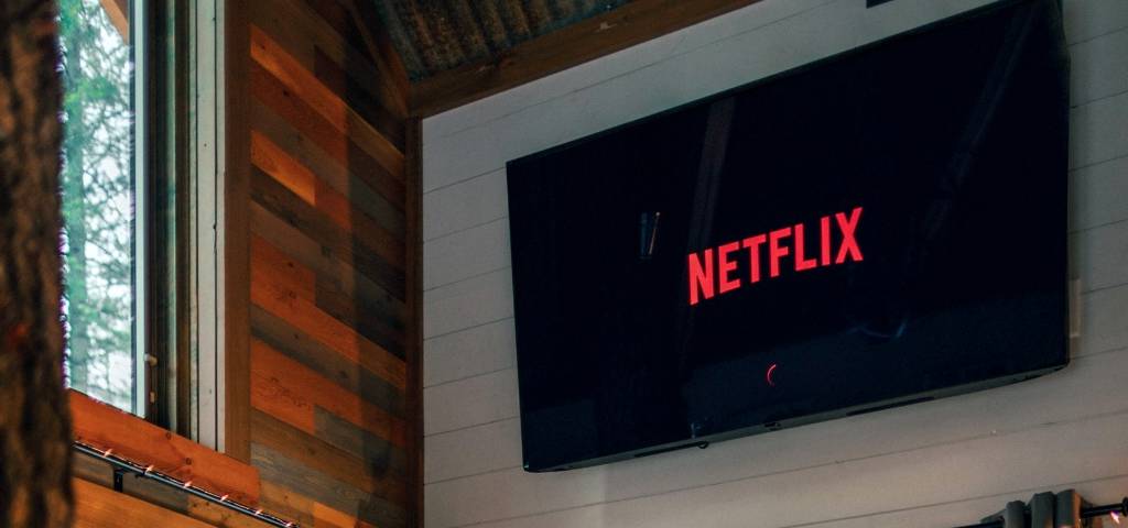 Une télévision accrochée à un mur avec le logo Netflix