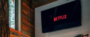 Une télévision accrochée à un mur avec le logo Netflix