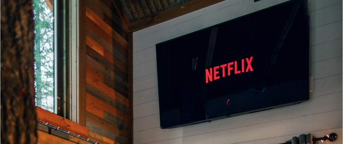 Netflix veut savoir combien vous êtes prêt à payer pour son service Une télévision accrochée à un mur avec le logo Netflix