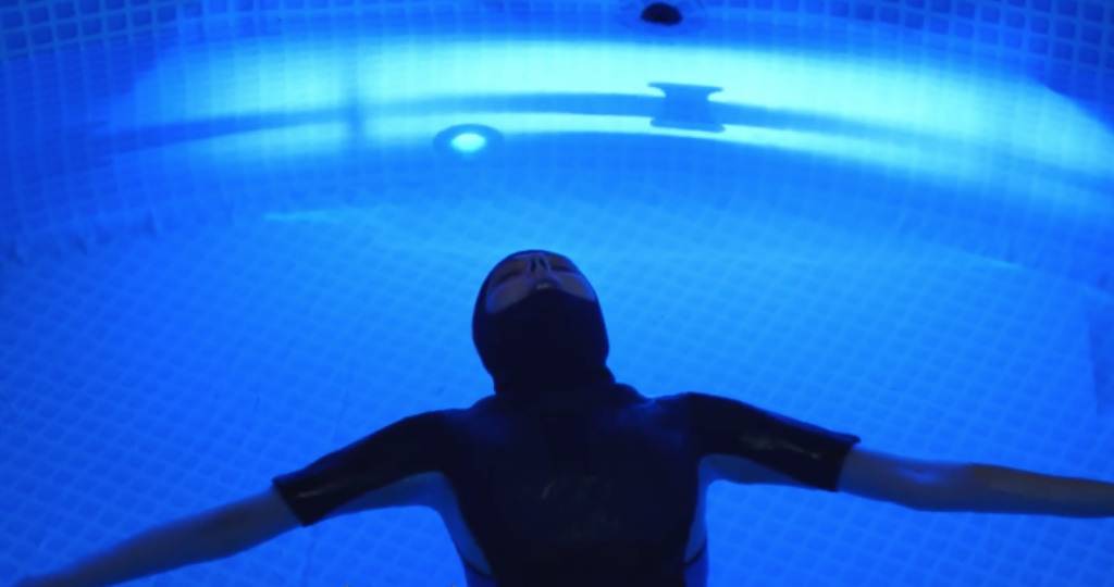 Une femme dans une piscine