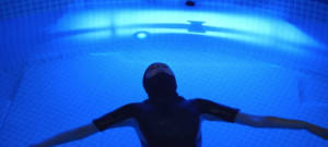 Une femme dans une piscine