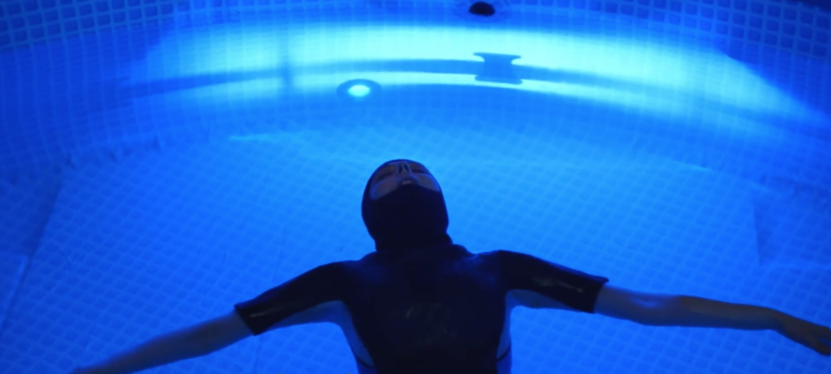 Marcel signe la nouvelle campagne Novanuit Une femme dans une piscine