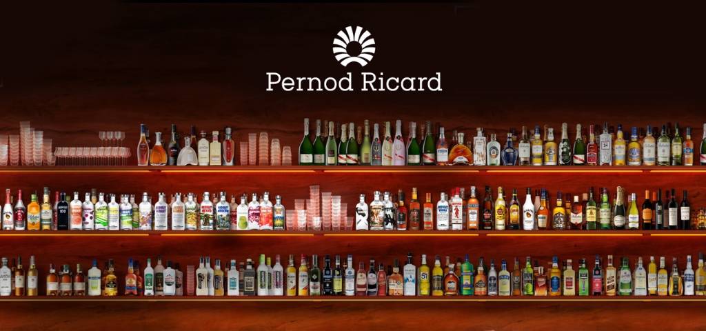 Des bouteilles d'alcool et le logo Pernod Ricard