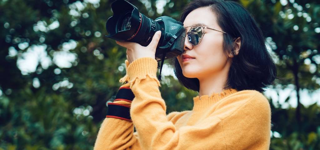 Une femme avec un appareil photographique