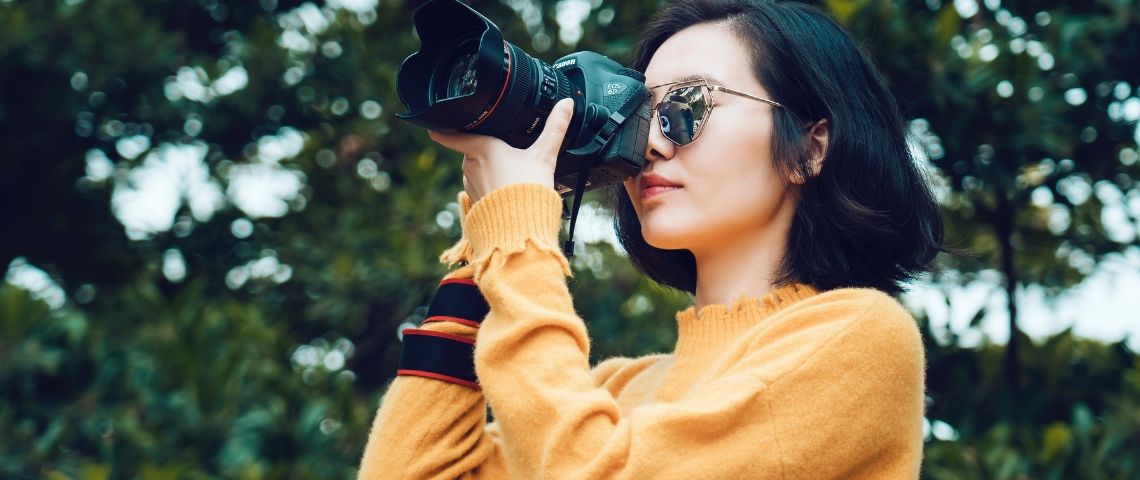 VICE et Timberland lance un concours de photographie Une femme avec un appareil photographique
