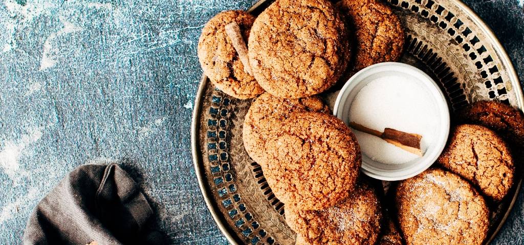 Des biscuits dans une assiette