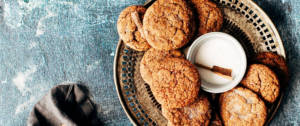 Des biscuits dans une assiette