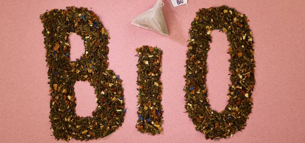 Comment La Tisanière à moderniser sa marque en s'appuyant sur ses valeurs Le mot BIO écrit avec du thé