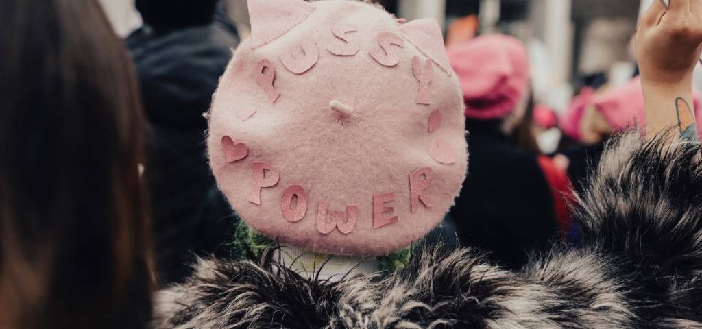 Une femme avec un béret rose