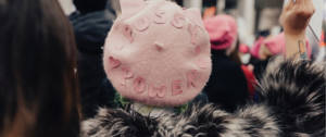 Une femme avec un béret rose