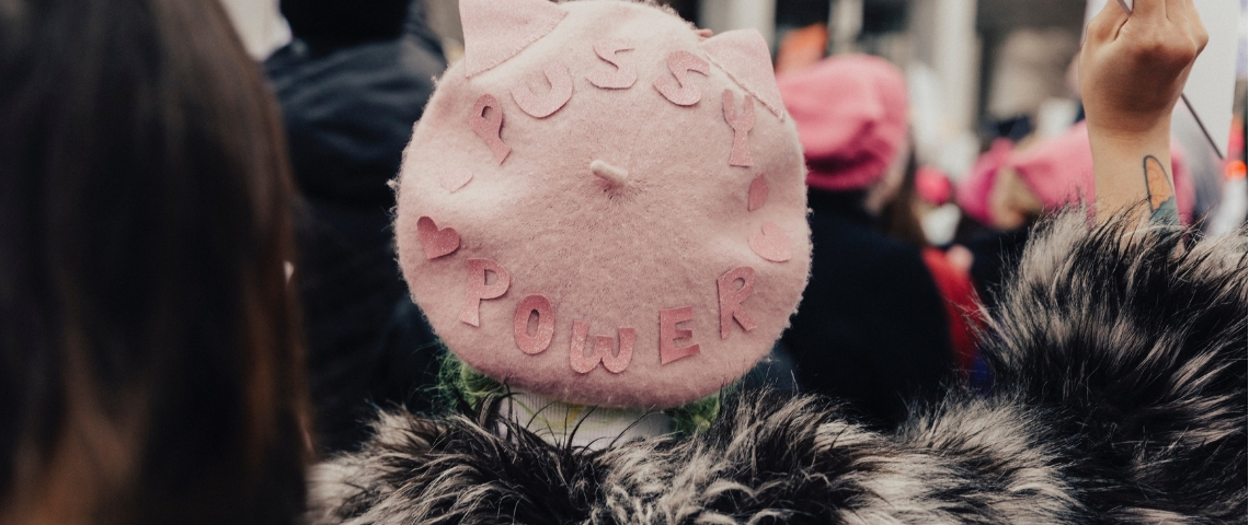 Le Journée des Droits des Femmes sur Twitter Une femme avec un béret rose