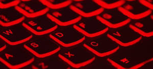 Un clavier d'ordinateur avec une lumière rouge