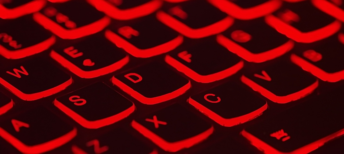 3/4 des start-up ne respectent pas le RGPD Un clavier d'ordinateur avec une lumière rouge