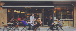 La terrasse d'un restaurant