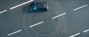 Une voiture Renault qui dessine un cercle