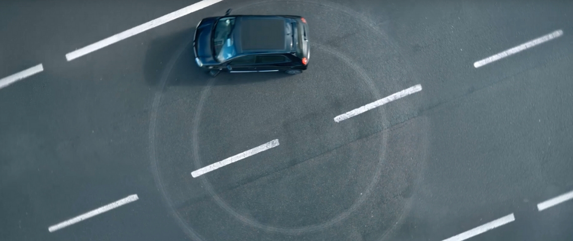 Renault présente sa campagne Satisfyingly Renault Une voiture Renault qui dessine un cercle