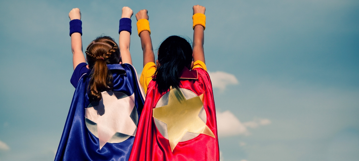 Deux petites filles habillées en super-héroïnes de dos