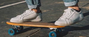 Des baskets blanches sur un skateboard