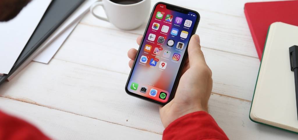 Une main qui tient un iPhone