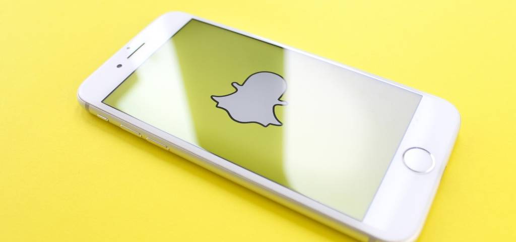 Un smartphone avec l'application Snapchat