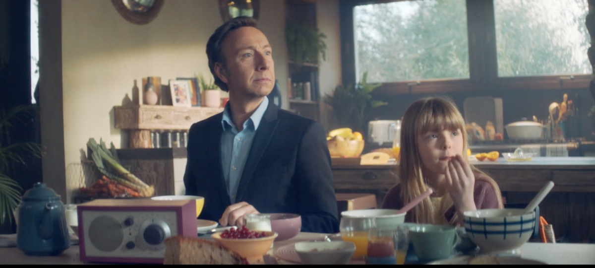Stéphane Bern s'invite chez vous Stéphane Bern et une petite fille en train de prendre le petit-déjeuner
