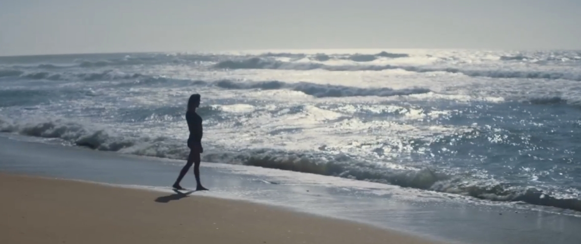 La nouvelle publicité de la marque Rainett Une surfeuse dans l'océan