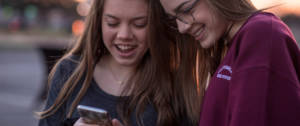 Deux adolescentes qui regardent un smartphone