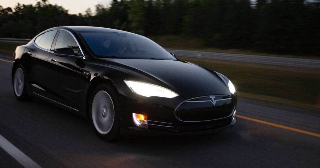 Une voiture Tesla sur la route