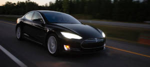 Une voiture Tesla sur la route