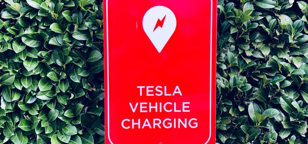 Un panneau rouge de chargement de Tesla