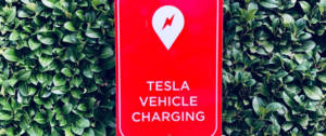 Un panneau rouge de chargement de Tesla