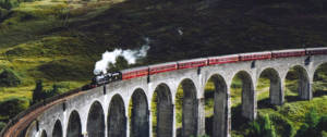 Un train sur un pont