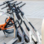 Des trottinettes et un vélo