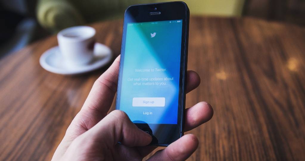 Un smartphone sur l'application Twitter
