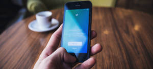 Un smartphone sur l'application Twitter