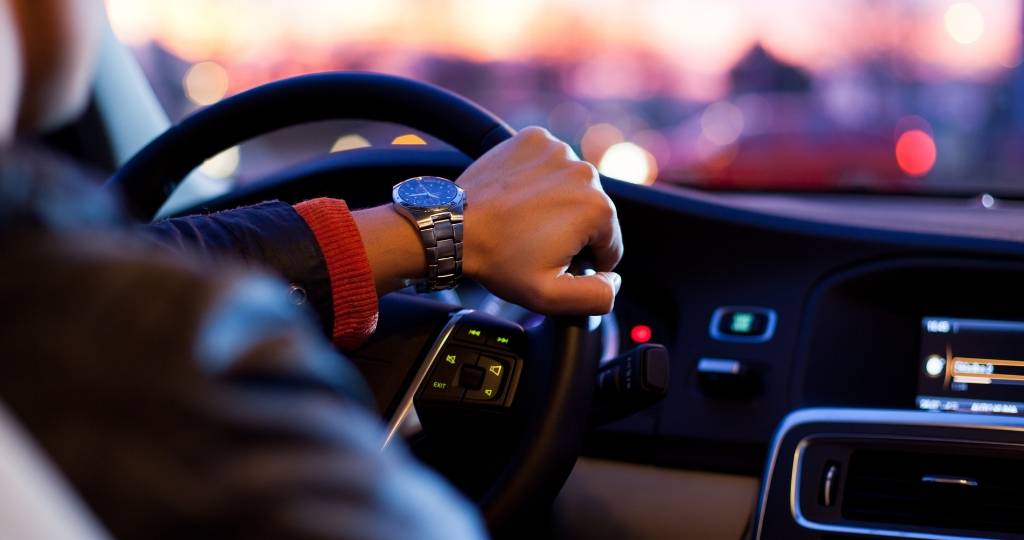 Un homme qui conduit une voiture